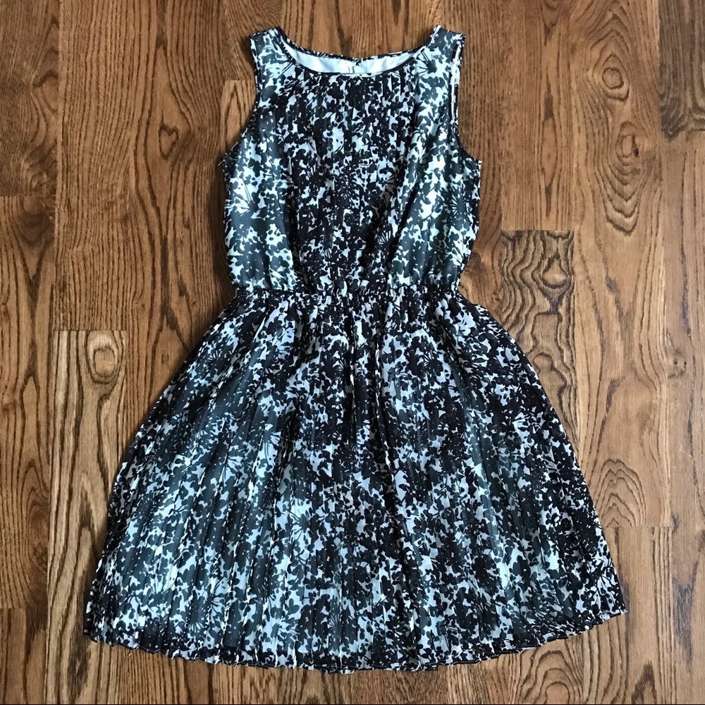 Banana Republic Pleated floral Dress